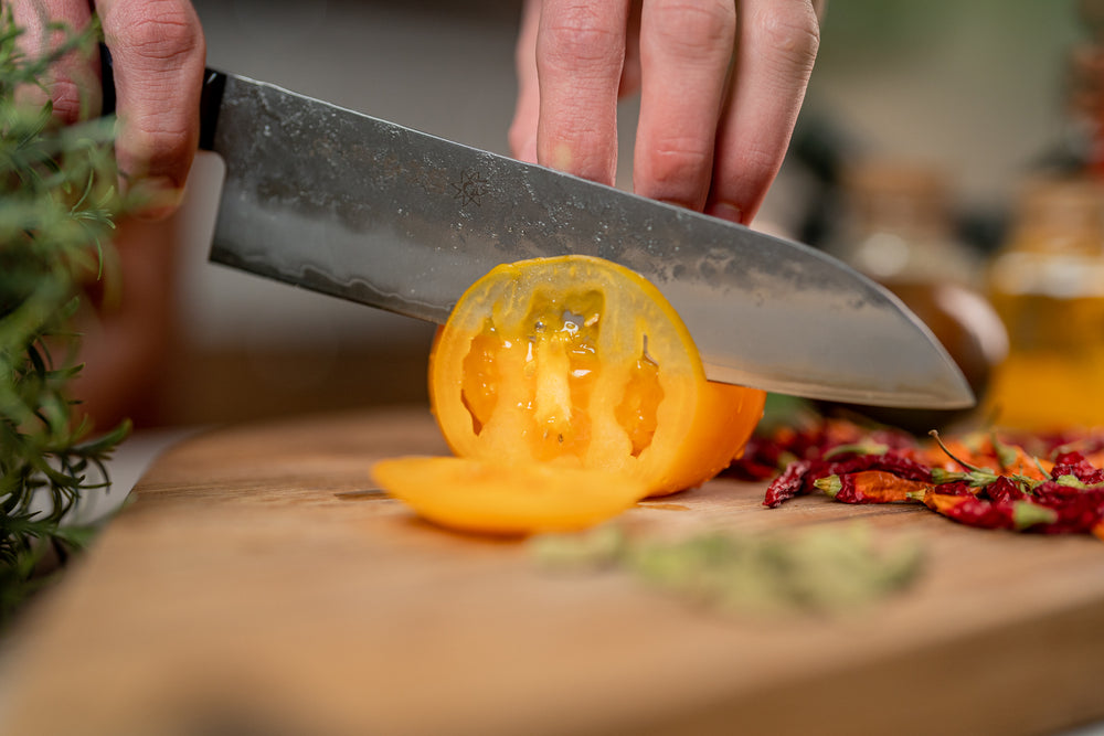 
                  
                    Load image into Gallery viewer, Santoku rostfria stålknivar i the kitchen cutting tomato
                  
                