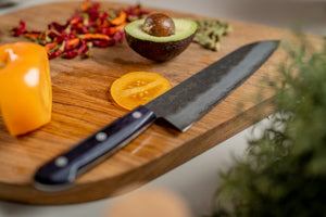 
                  
                    Load image into Gallery viewer, Japanska köksknivar Santoku rostfria stålknivar i köket on the cutting board
                  
                