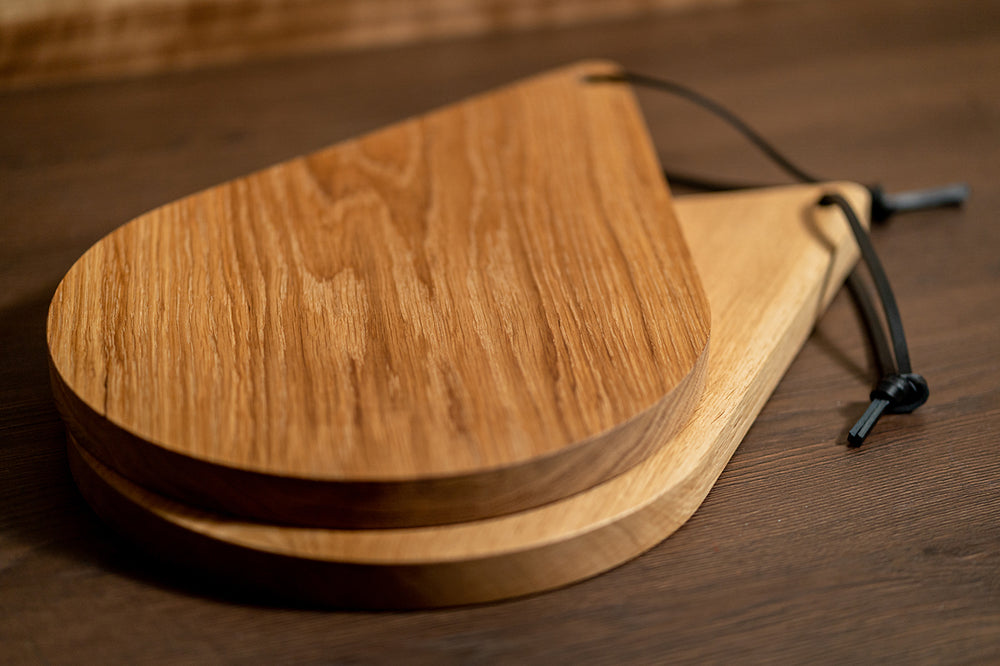 
                  
                    Load image into Gallery viewer, two pieces of solid oak wood serving board with beautiful design
                  
                